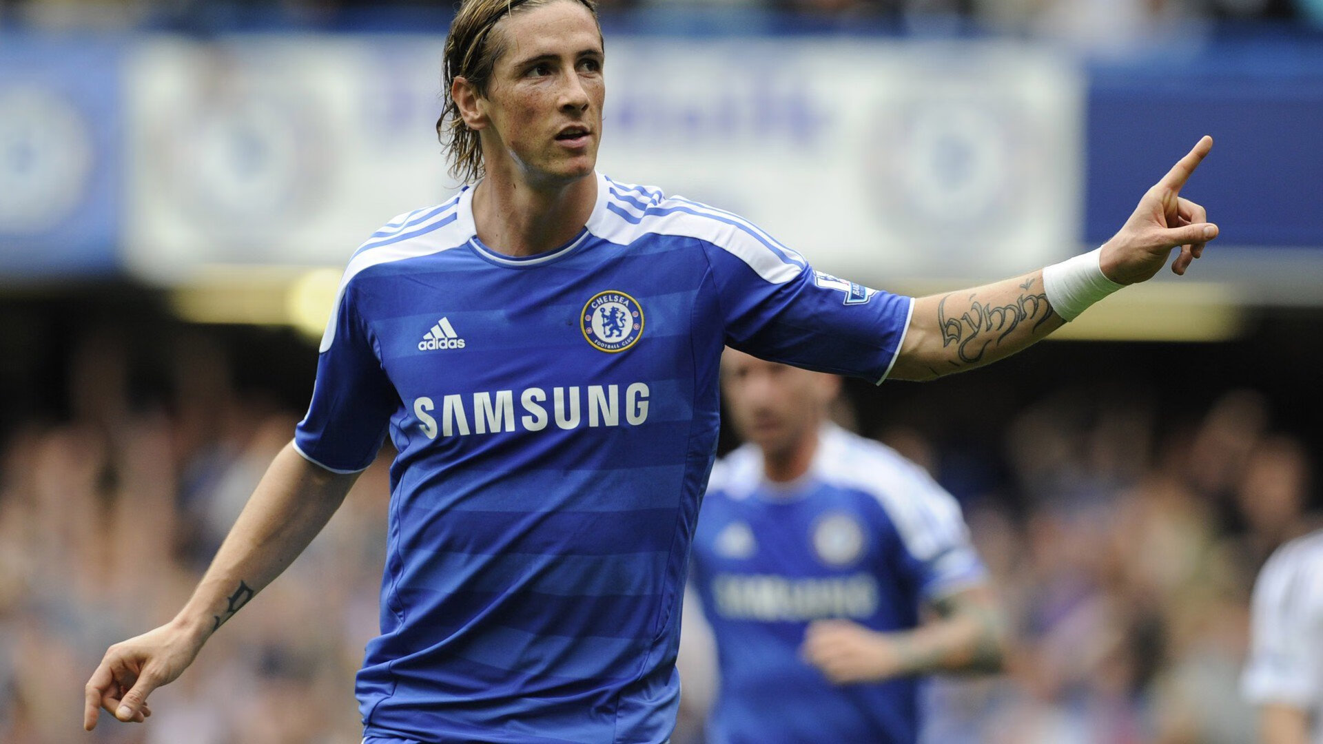 “世界游泳锦标赛：新加坡泳池见证泳者极限冲刺”